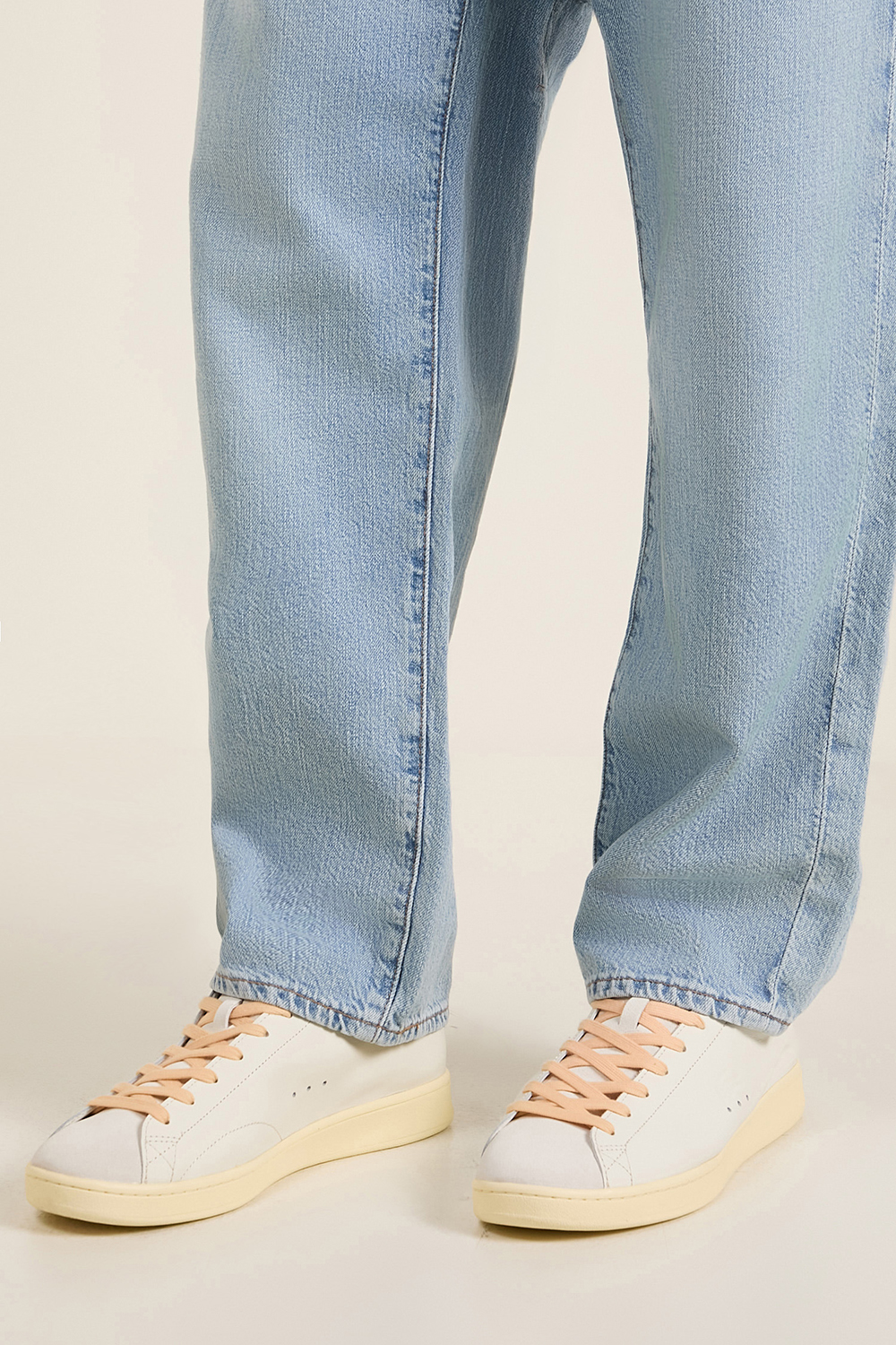 תמונת כל הלוק של נעלי סניקרס קארנבי